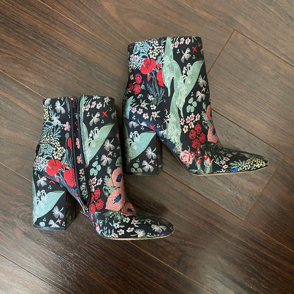 Vince Camuto booties - like new
